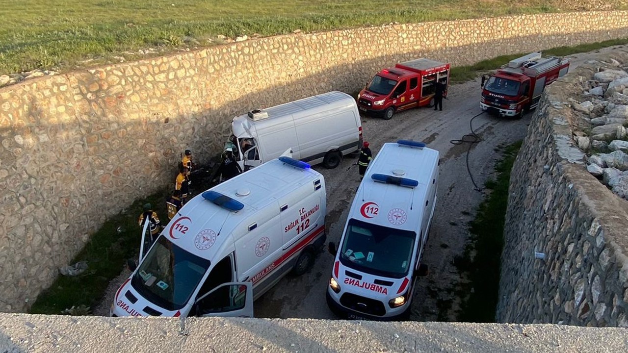 Konya’da yoldan çıkan minibüs duvara çarptı:1 kişi öldü, 1 kişi yaralandı