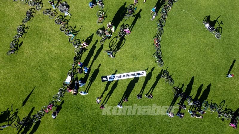 Bogota’da bisiklet dostu şehirler için dev bisiklet sembolü oluşturuldu