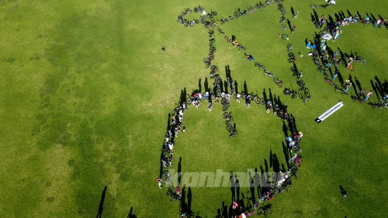Bogota’da bisiklet dostu şehirler için dev bisiklet sembolü oluşturuldu
