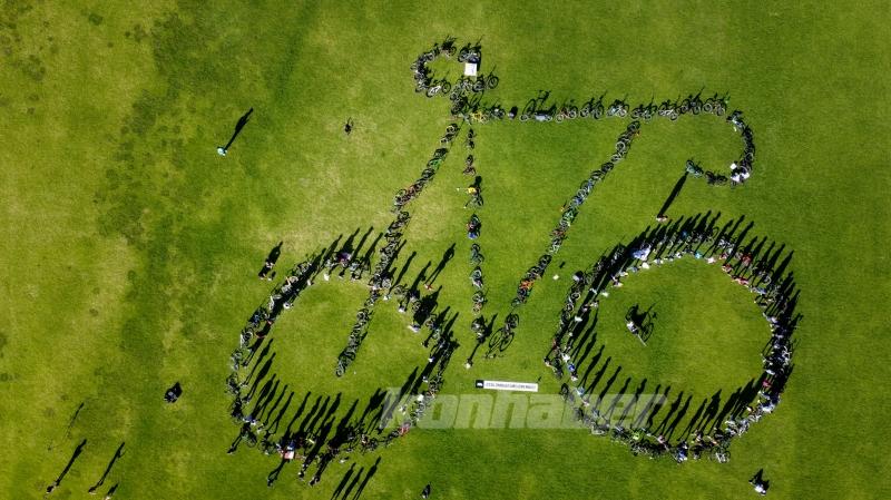 Bogota’da bisiklet dostu şehirler için dev bisiklet sembolü oluşturuldu