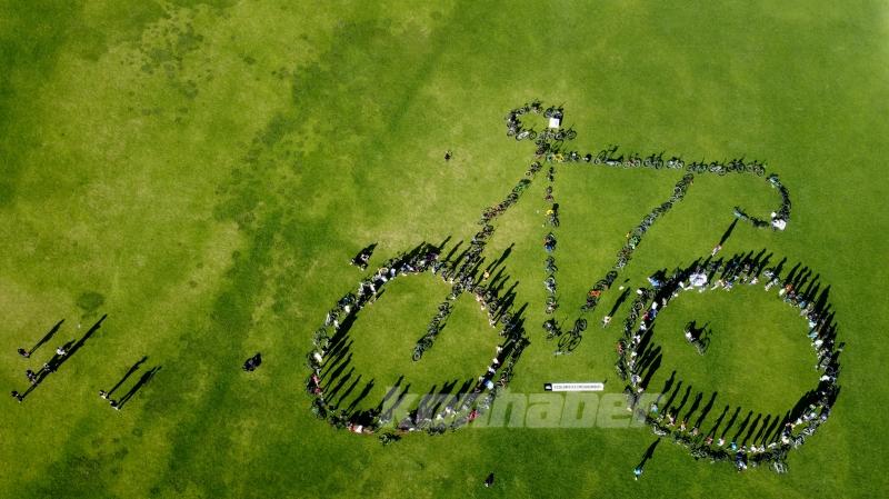 Bogota’da bisiklet dostu şehirler için dev bisiklet sembolü oluşturuldu