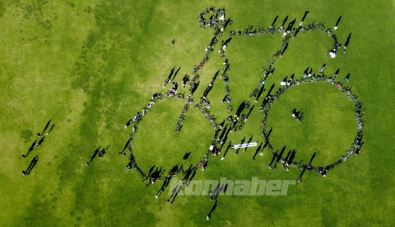 Bogota’da bisiklet dostu şehirler için dev bisiklet sembolü oluşturuldu