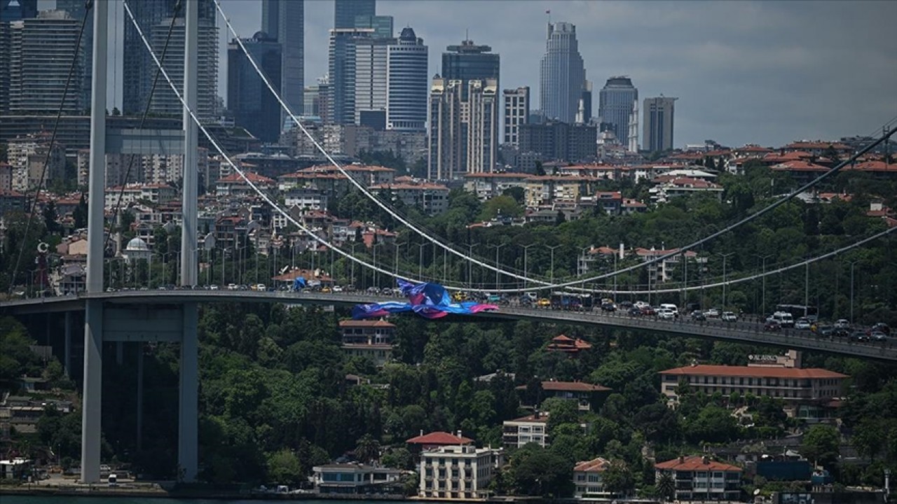 UEFA Şampiyonlar Ligi finalistlerinin bayrakları İstanbul Boğazı’nda dalgalanıyor