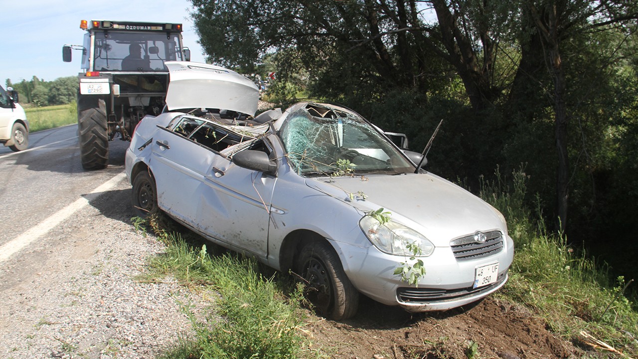Konya'da otomobil ağaca çarptı:2 kişi yaralandı