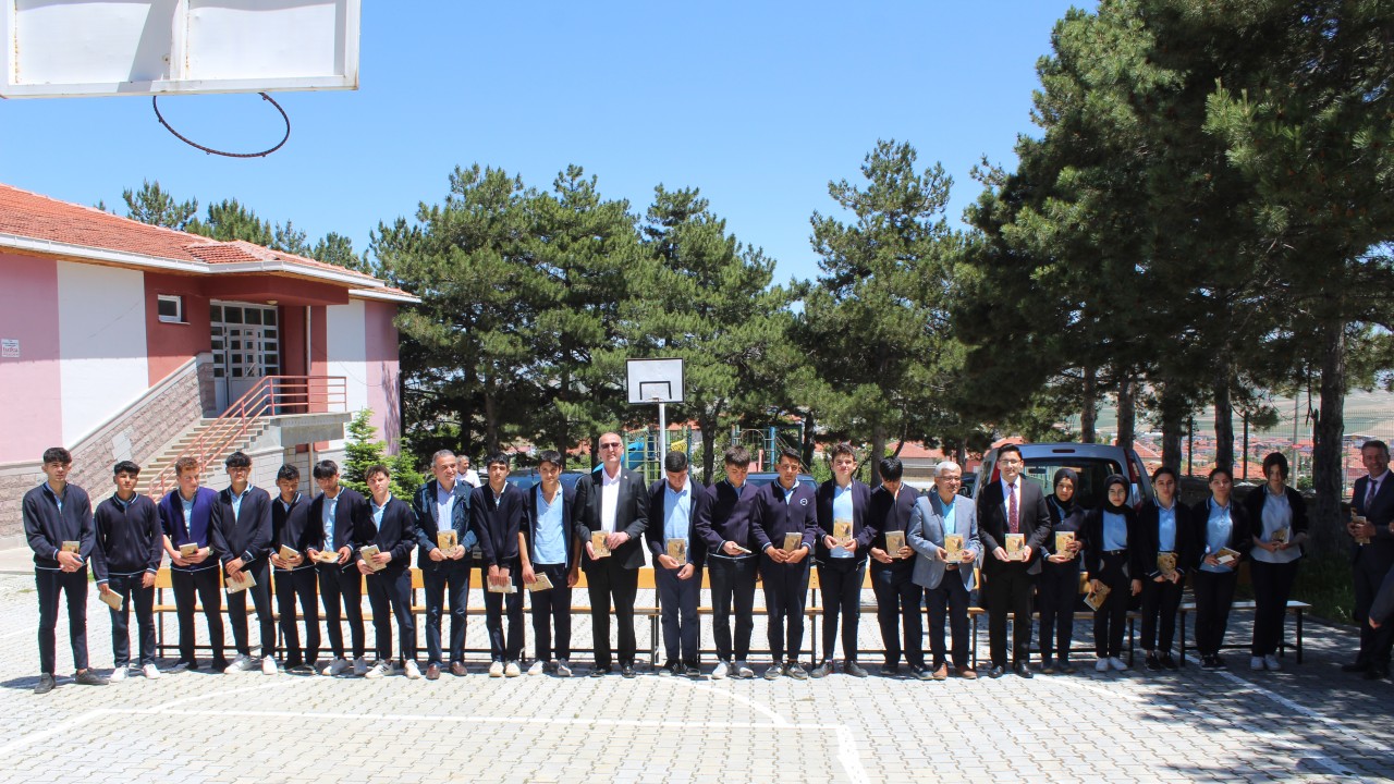 Yunak ilçe protokolü ve öğrenciler kitap okuma etkinliğinde buluştu
