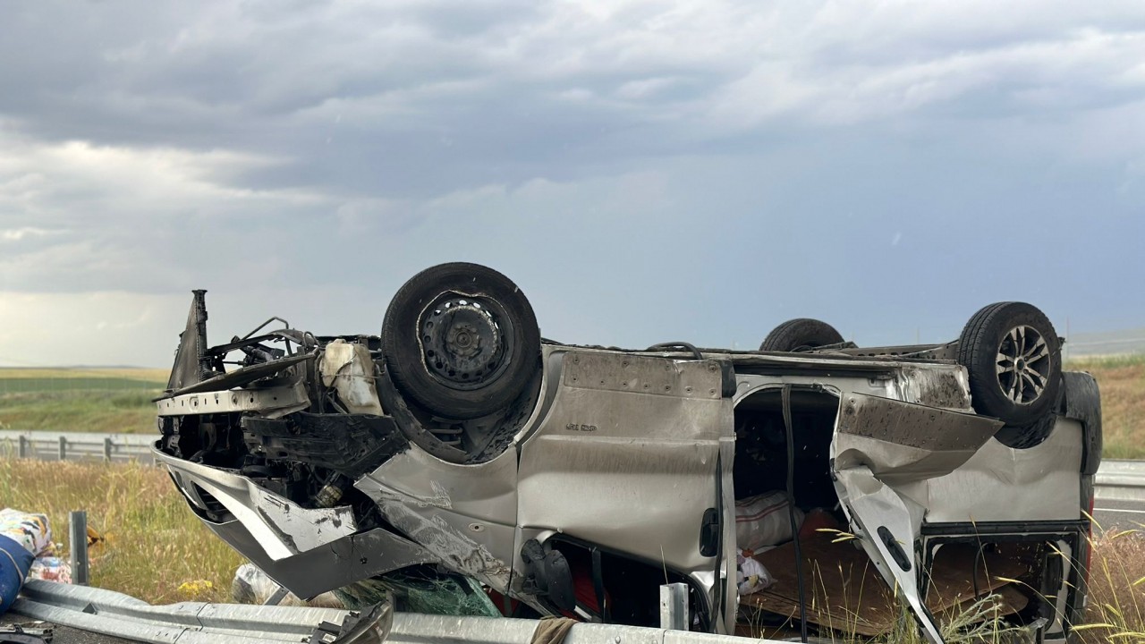 Hafif ticari aracın bariyerlere çarptığı kazada 2 kişi öldü