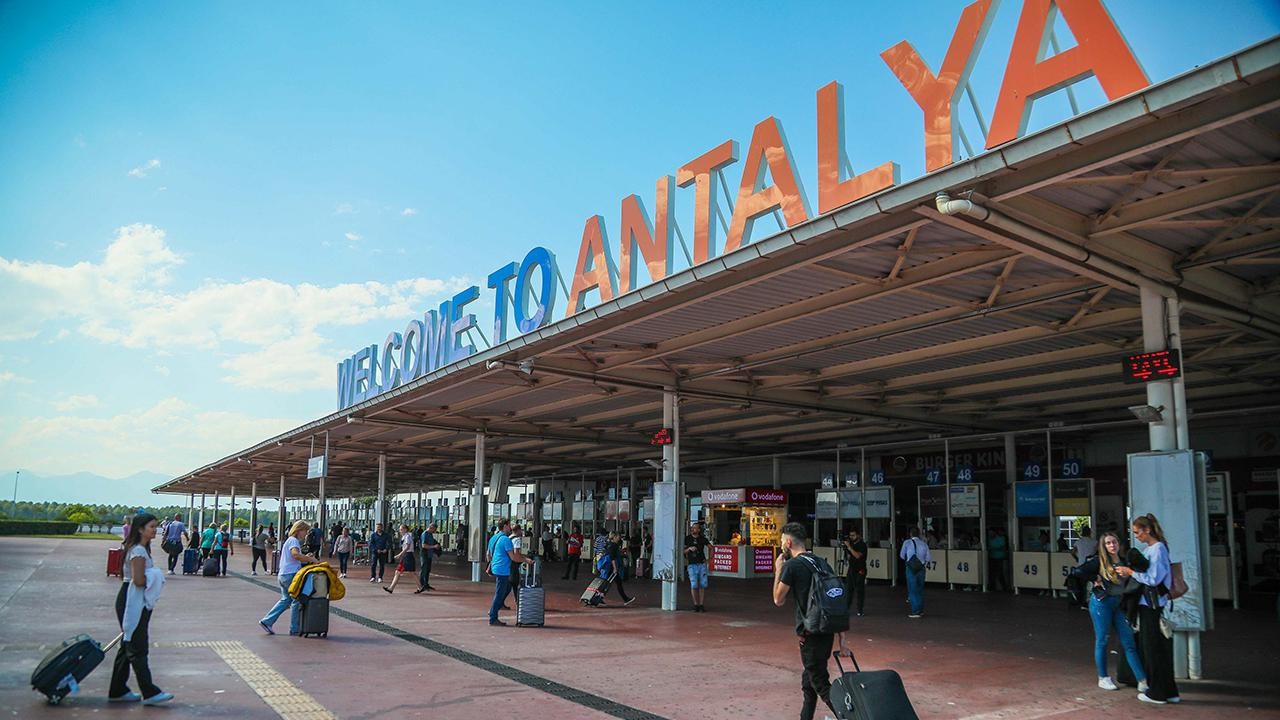 Antalya’ya turist akını: Hava yolunu 4 milyondan fazla kişi kullandı