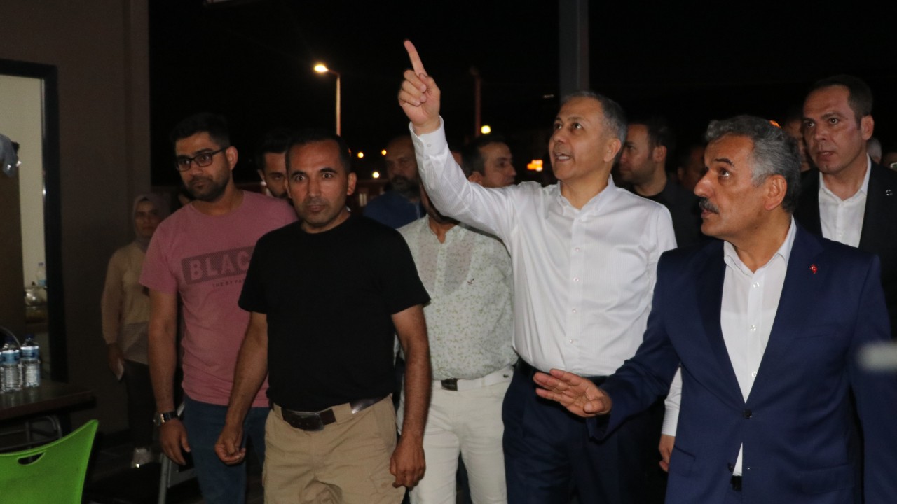İçişleri Bakanı Ali Yerlikaya, Hatay’da depremzedelerle bir araya geldi