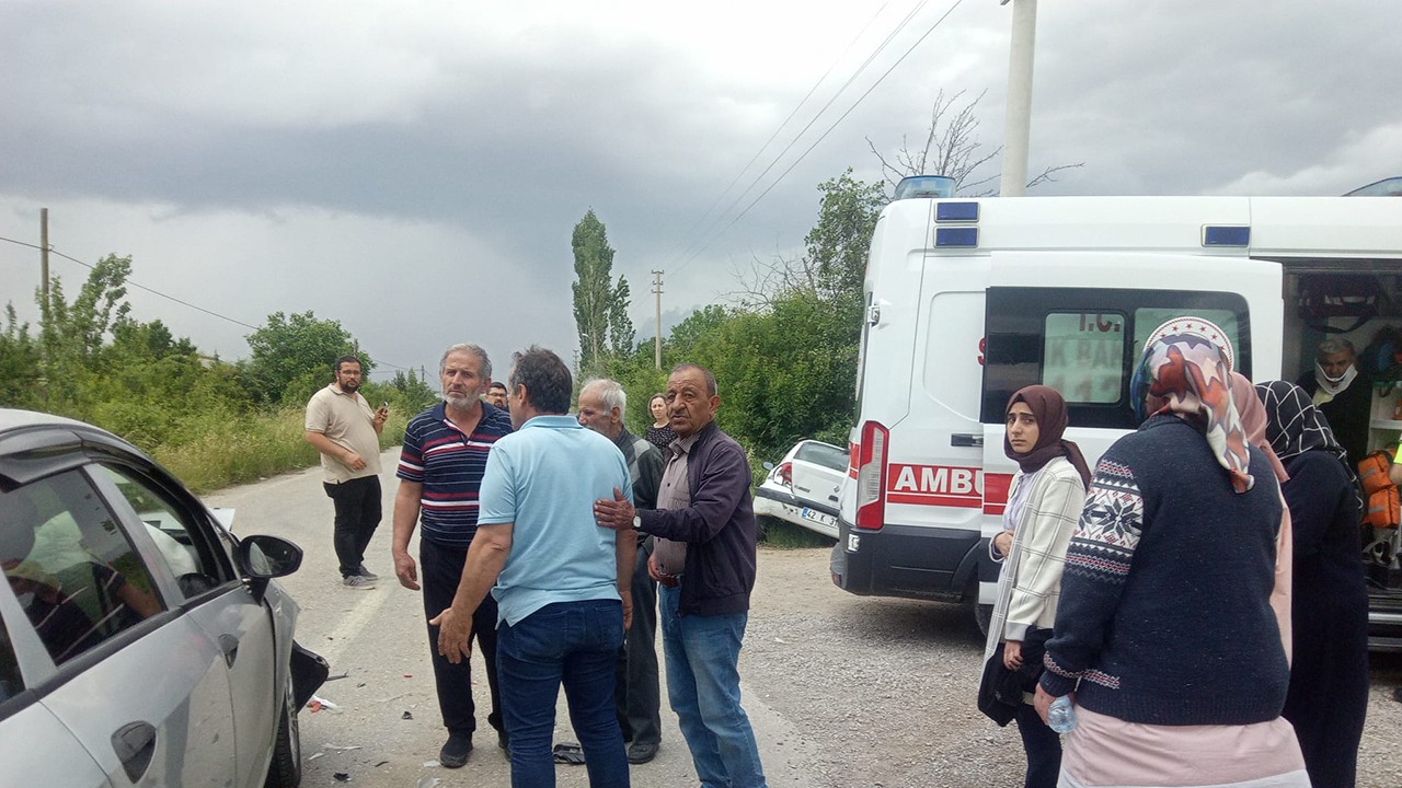 Konya’da iki otomobil çarpıştı: 4 kişi yaralandı
