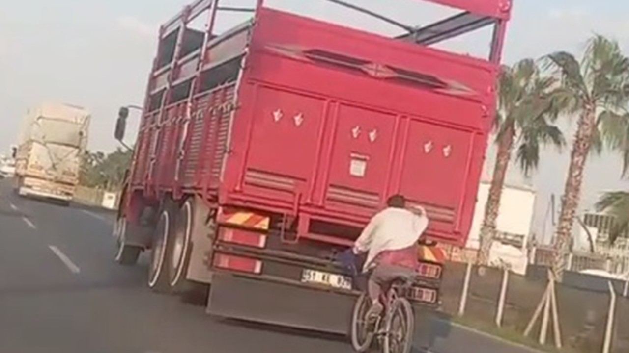 Tehlikeli yolculuk:Kamyon kasasına tutunup yolculuk yaptı