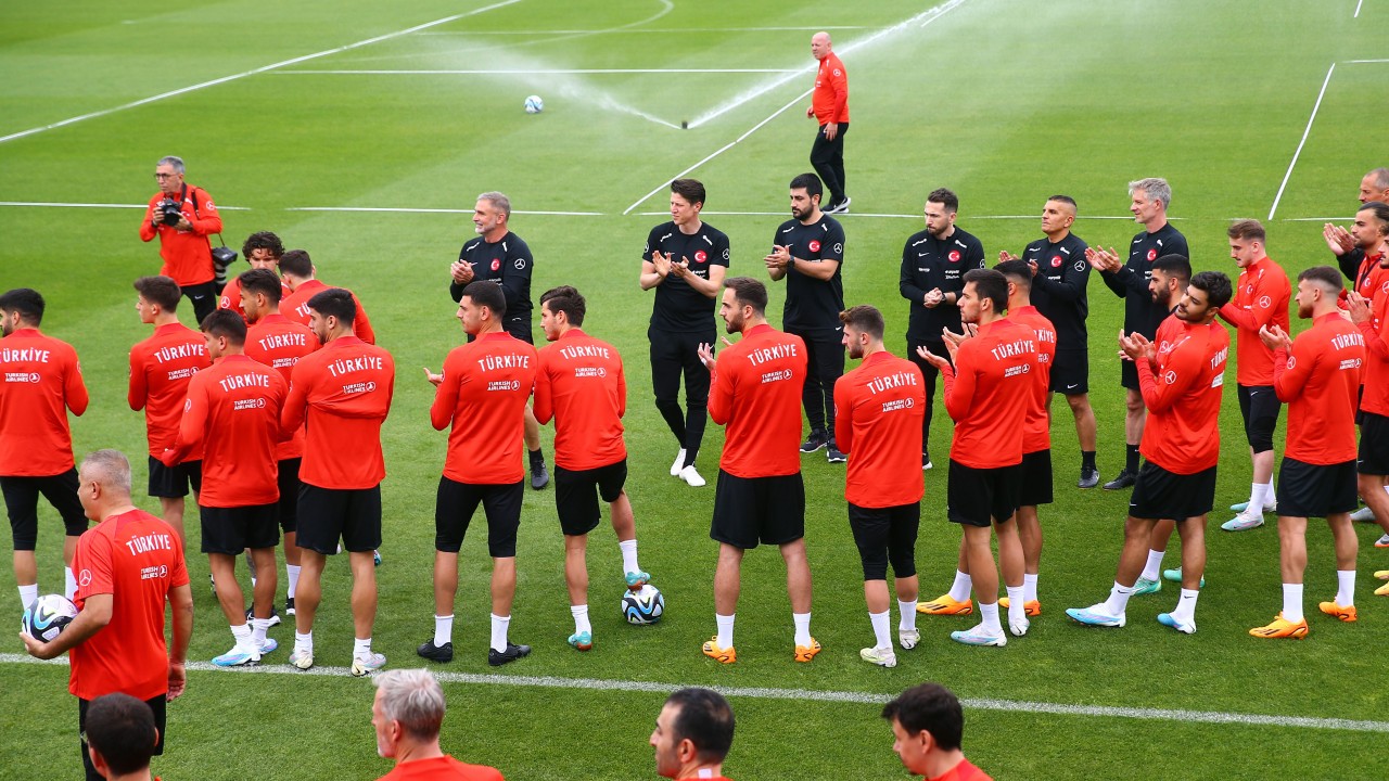 A Milli Futbol Takımı günü çift antrenmanla tamamladı