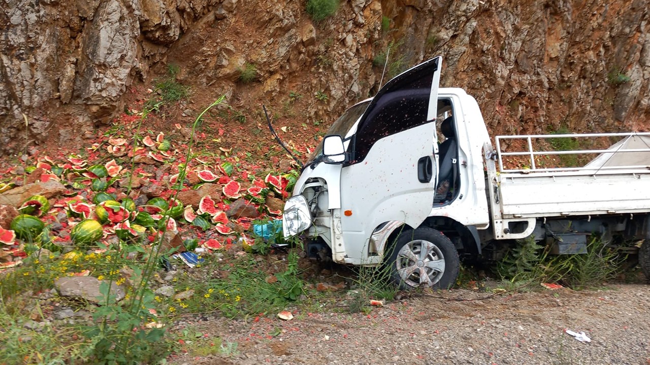 Konya'da kamyonet kayalıklara çarptı
