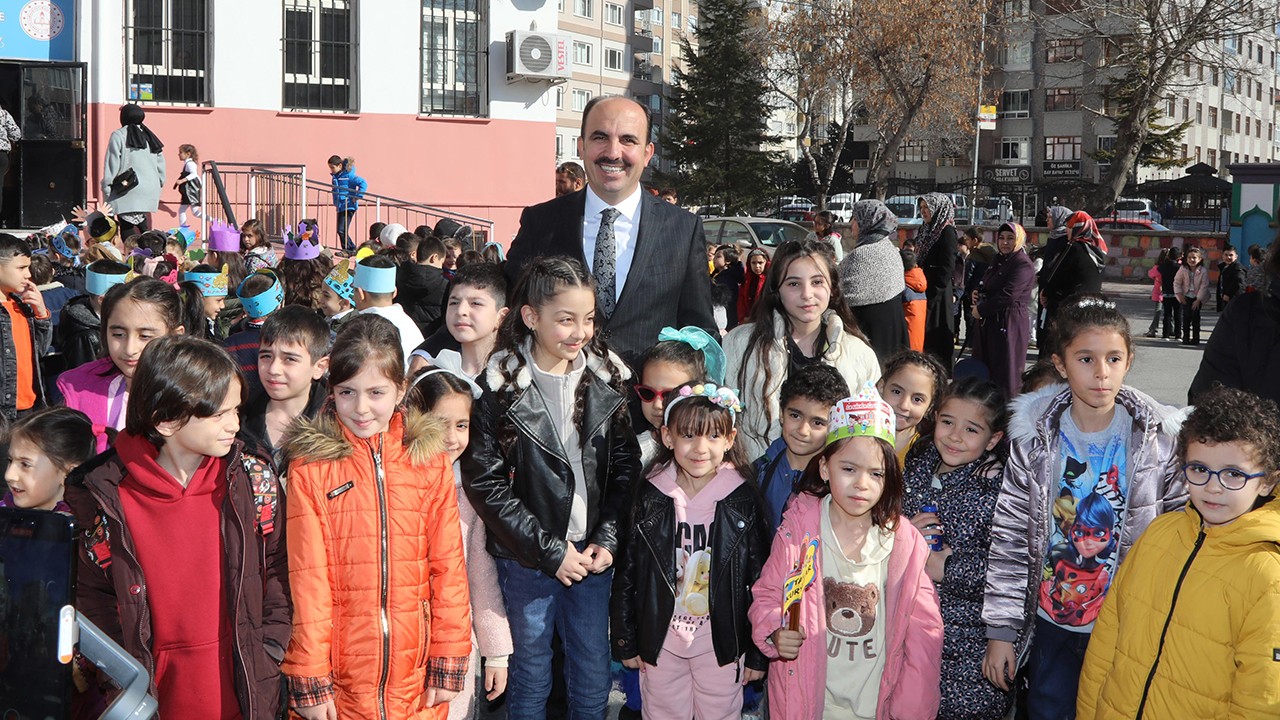 Başkan Altay karne sevinci yaşayan öğrencileri tebrik etti