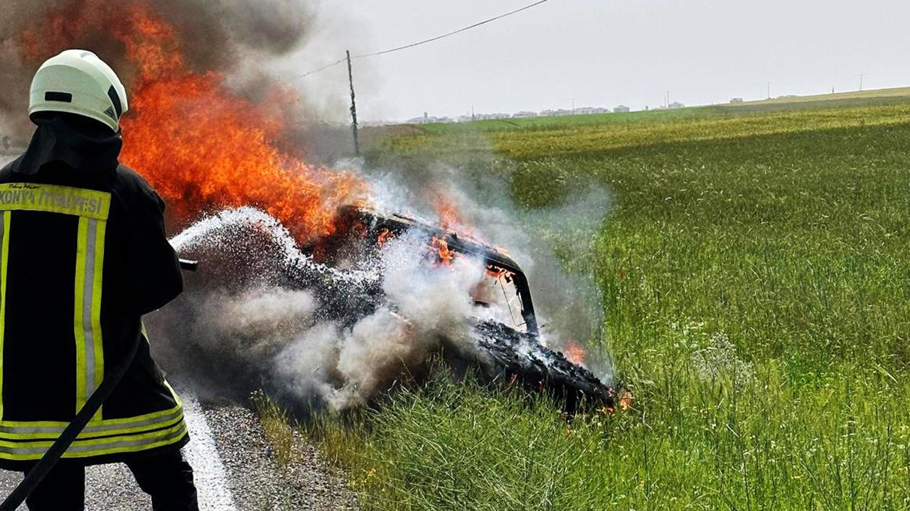 Konya'da otomobilde yangın çıktı:Araç kullanılamaz hale geldi