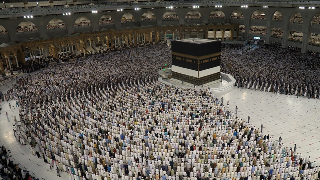 Suudi Arabistan’dan 90 ülkeden 1300 Müslümana “hac hediyesi“