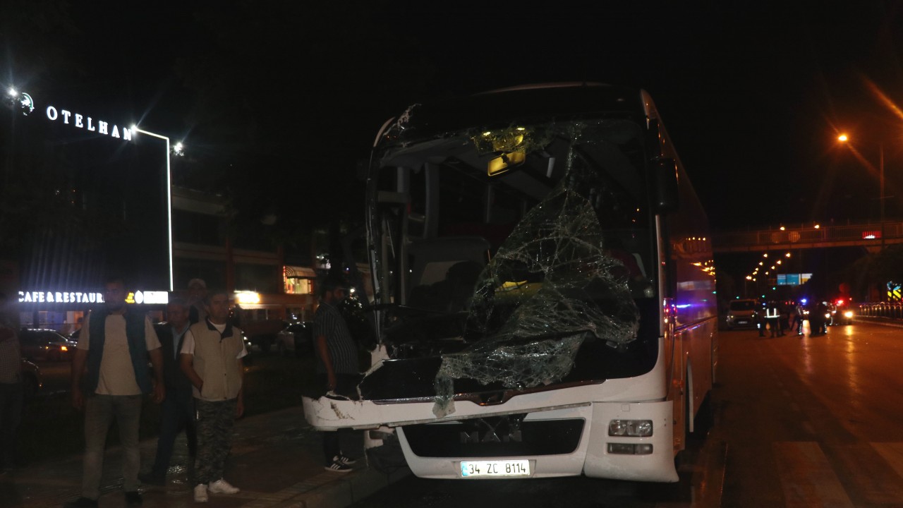 Yolcu otobüsü ile tırın çarpışması sonucu 5 kişi yaralandı