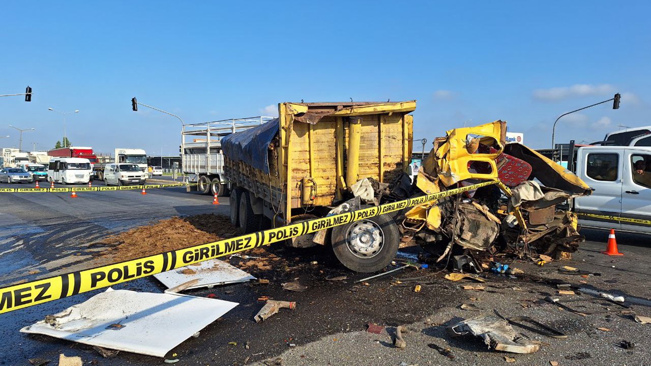 Yolcu otobüsü kamyonla çarpıştı:1 kişi öldü, 28 kişi yaralandı