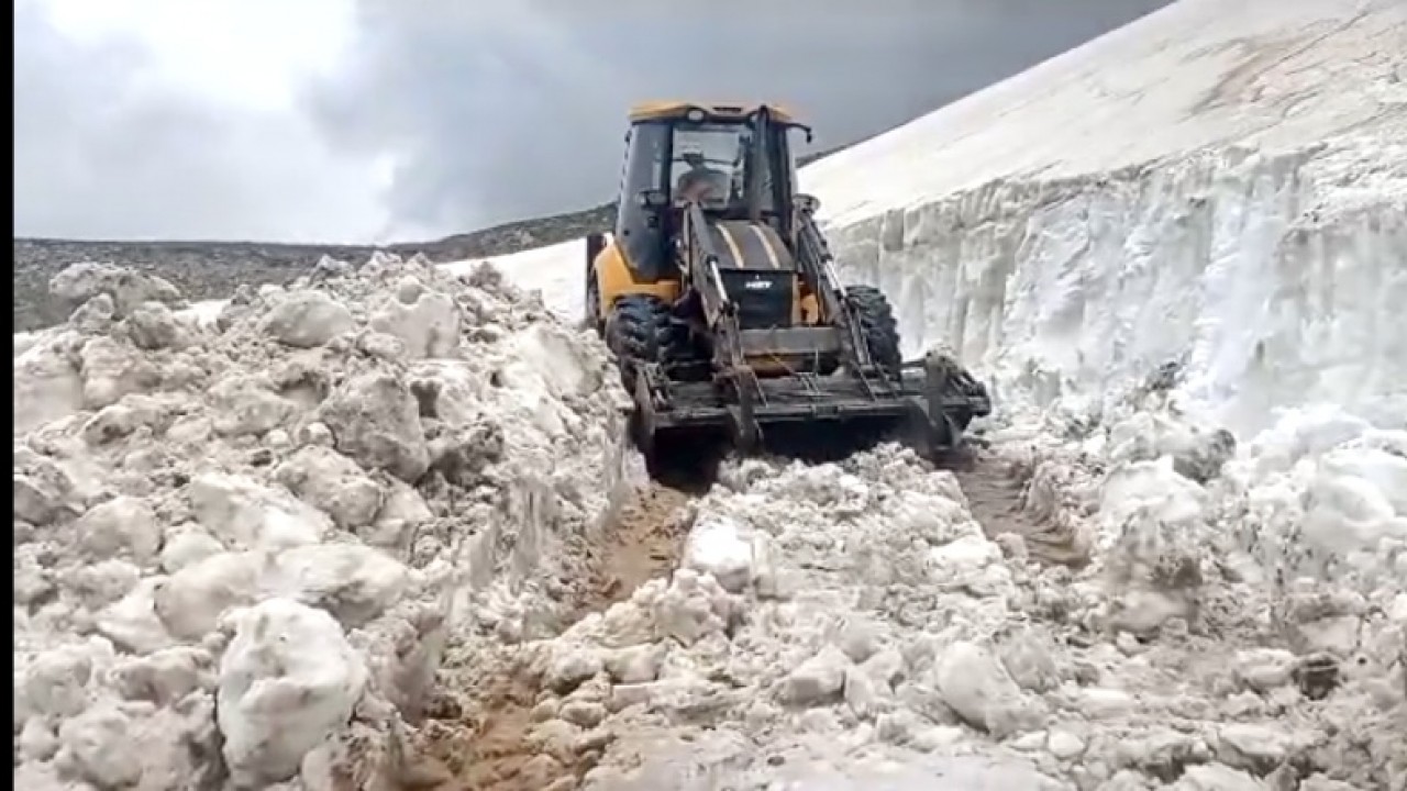 Haziranda karla mücadele; 2 bin 600 rakımlı yaylanın yolu yeni açıldı