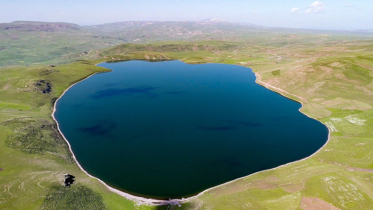 2 bin 300 rakımdaki Aygır Gölü havadan görüntülendi