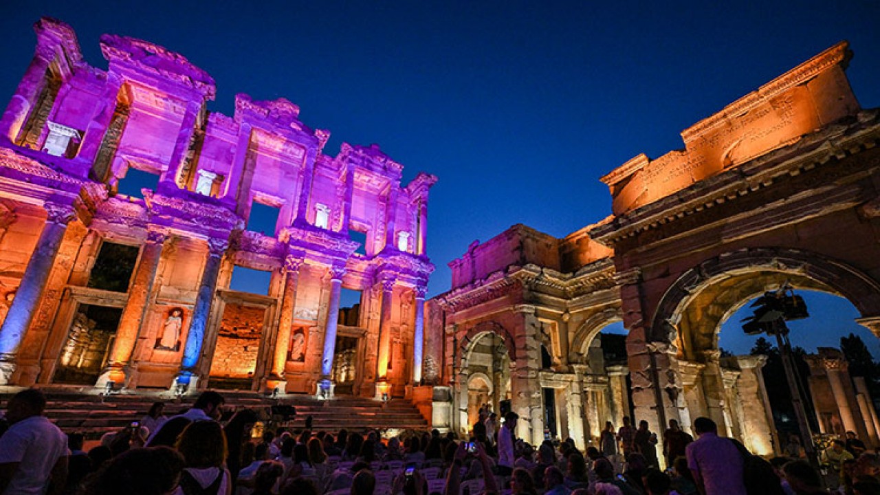 Işıklandırılan Efes Antik Kenti gece ayrı bir güzel