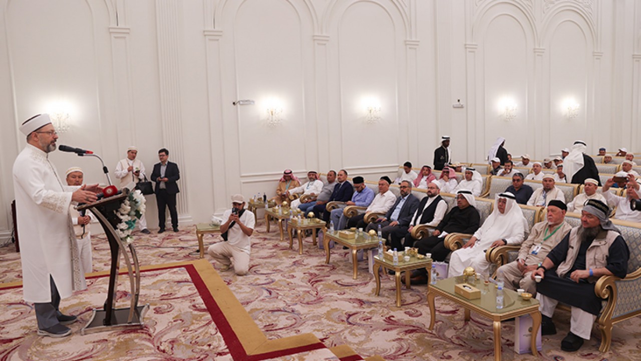 Diyanet İşleri Başkanı Erbaş, Mekke’de Kazakistan hacı adaylarıyla bir araya geldi