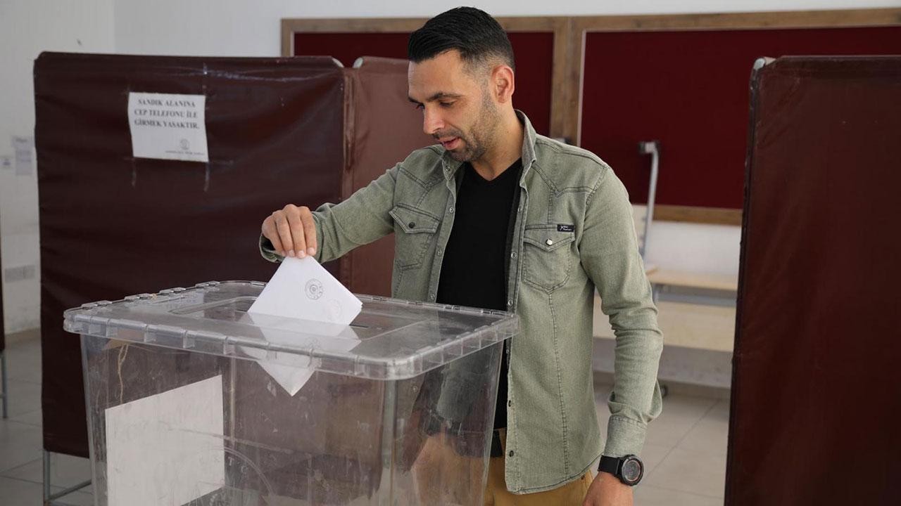 KKTC’de seçmenler ara seçim için oy kullanıyor