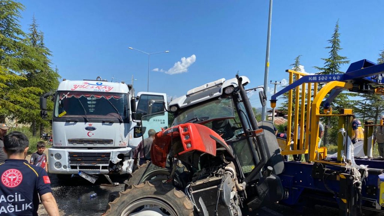 Konya'da süt tankeri ile traktör çarpıştı:2 kişi yaralandı