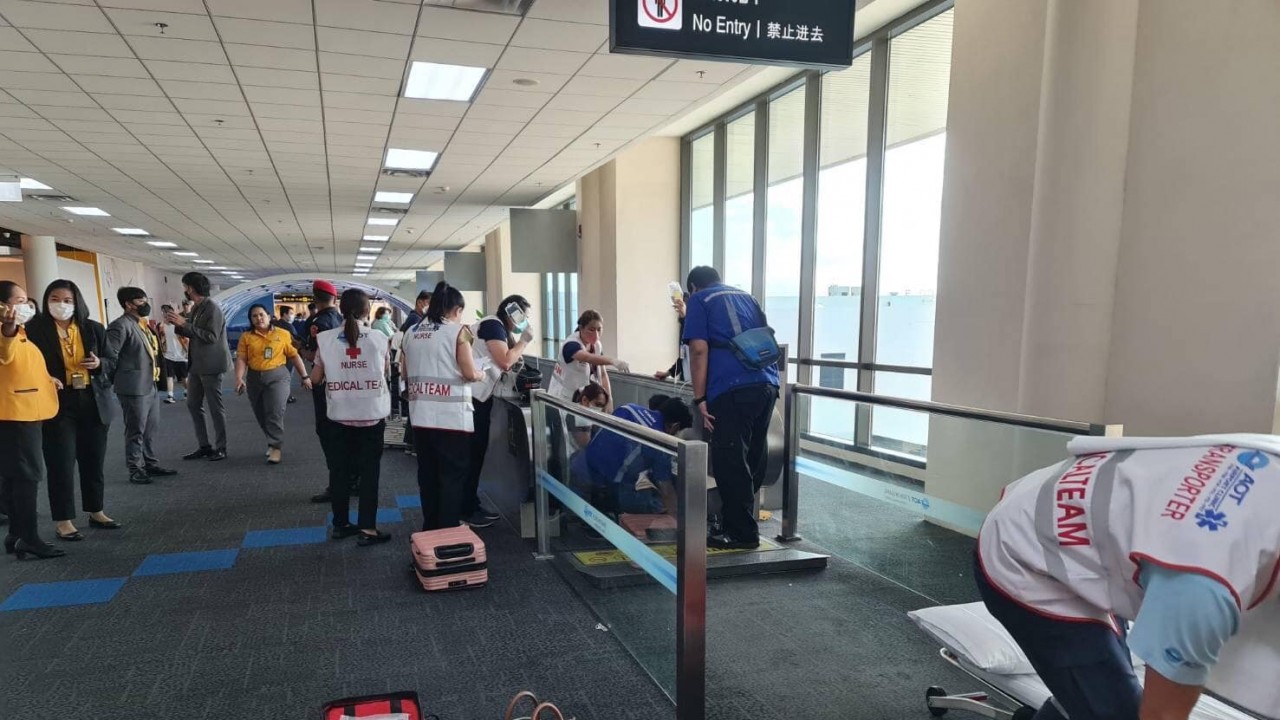 Havalimanında bir yolcunun yürüyen banta sıkışan bacağı, kesilerek kurtarıldı