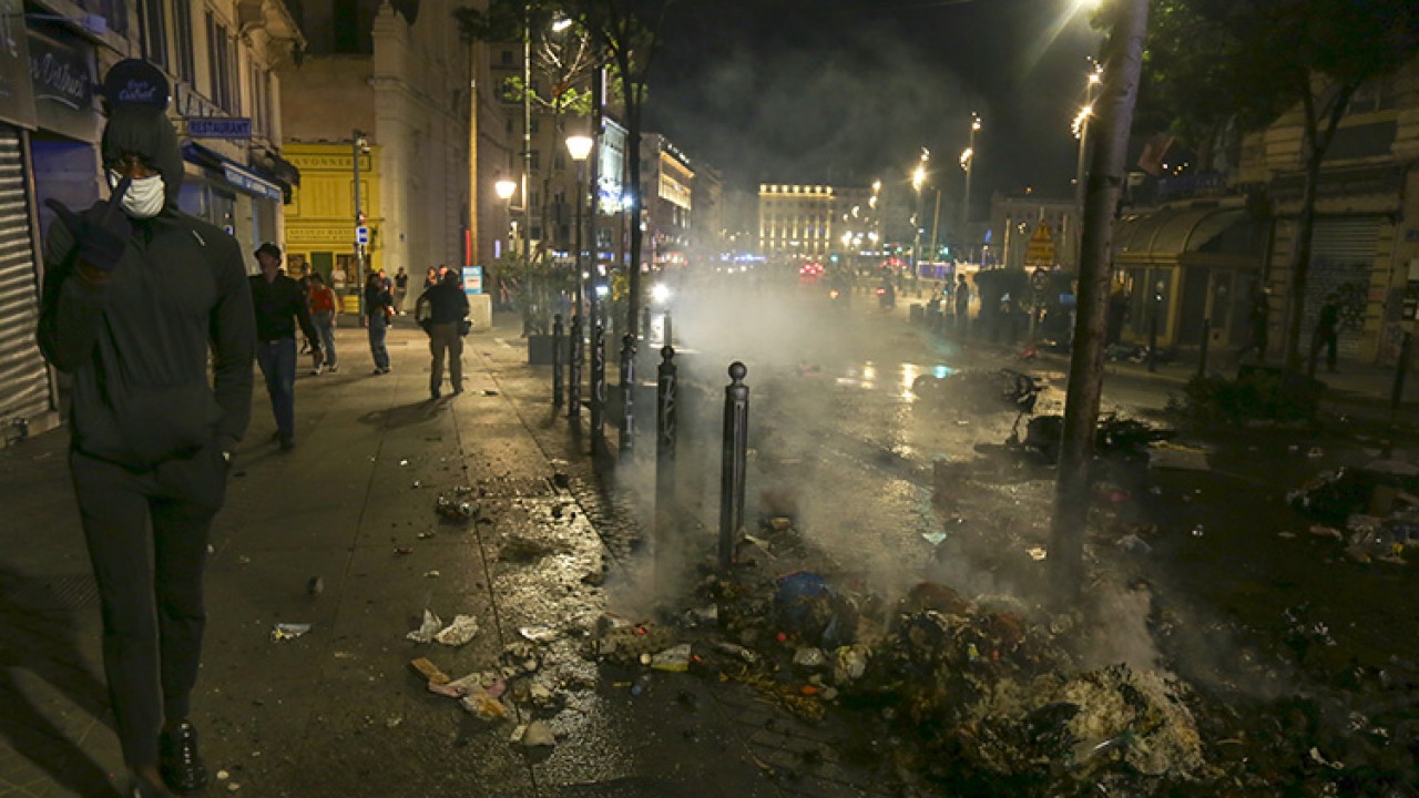 Fransa'da sokaklar polis kurşunuyla ölen genç için savaş alanına döndü