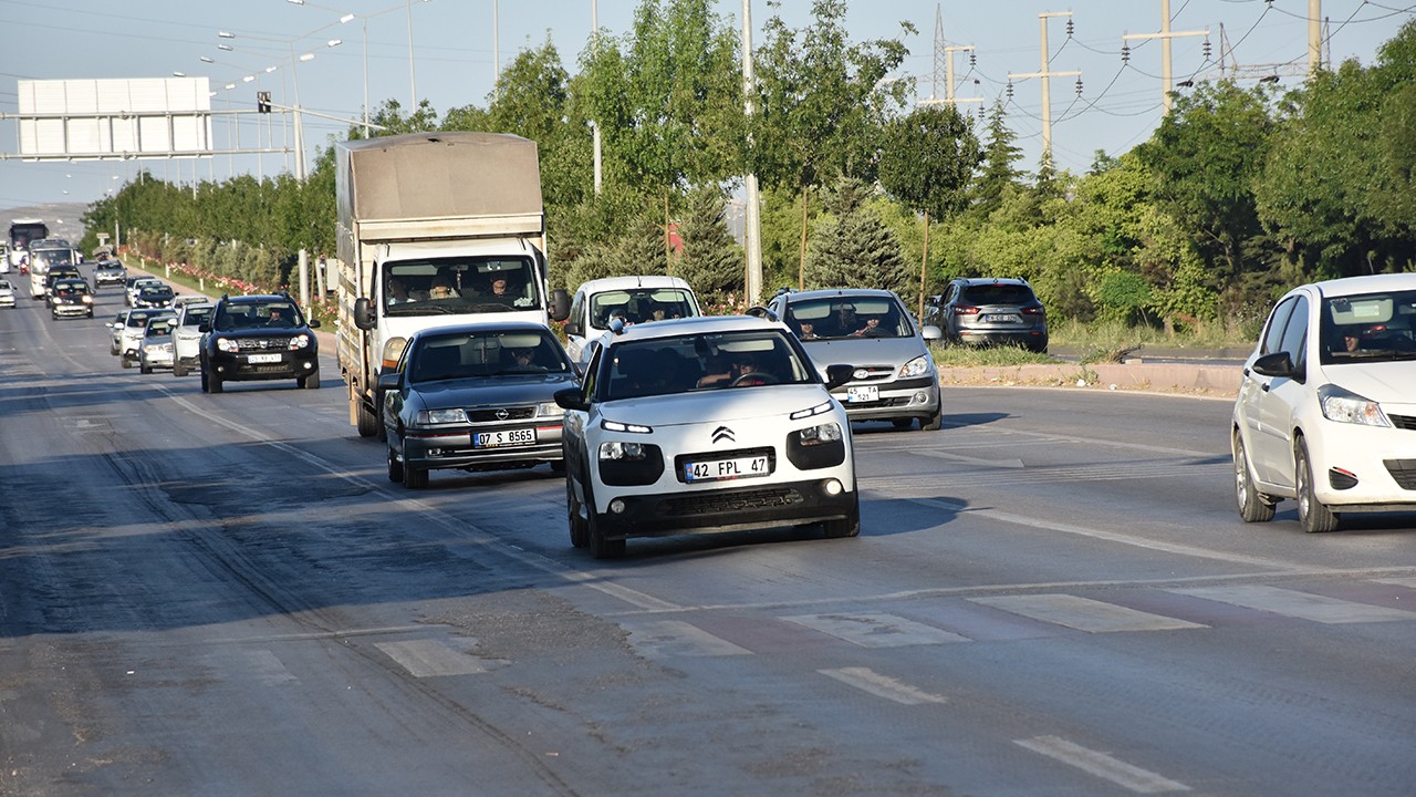Tatilciler dönüş yolunda: Konya-Afyonkarahisar Çevre Yolu arasında trafik