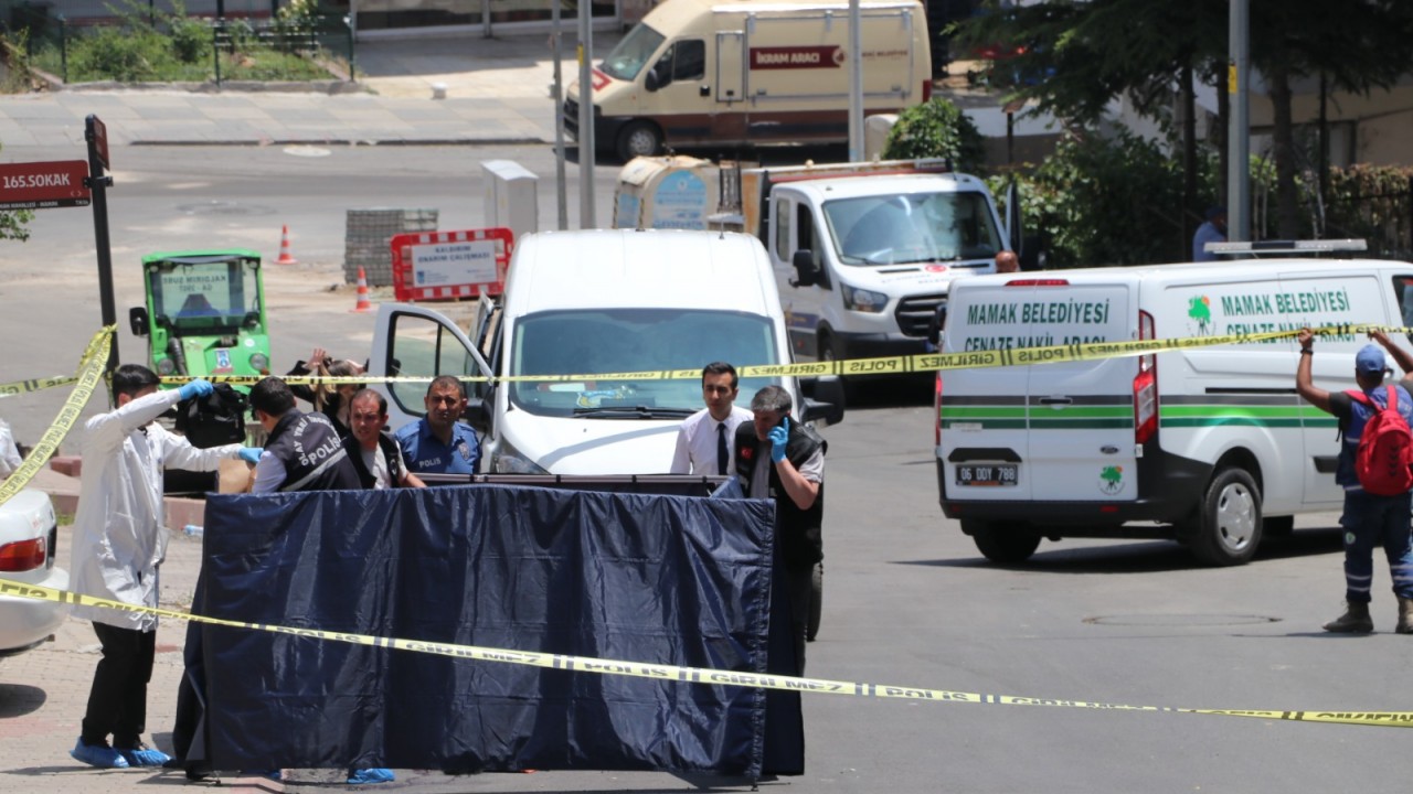 Tartıştığı eşini sokak ortasında öldürüp, intihar etti