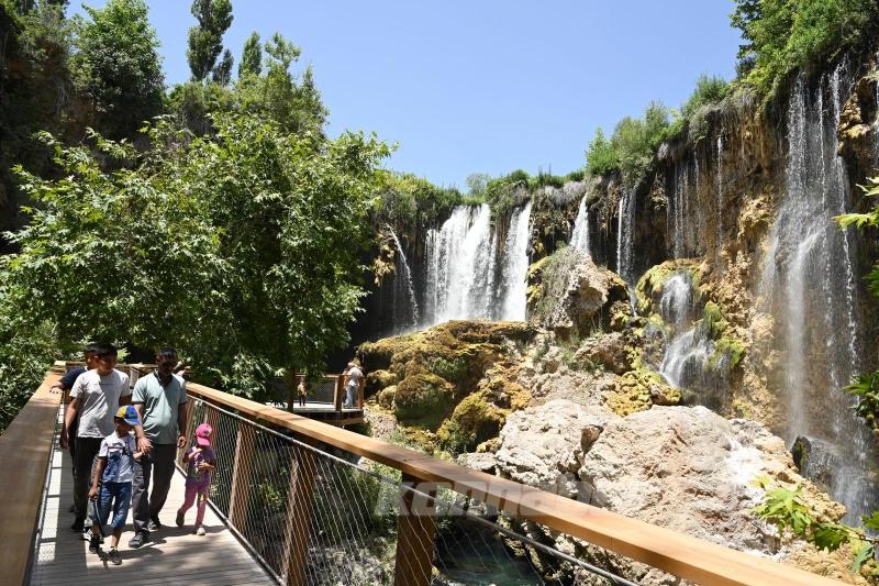 YERKÖPRÜ ŞELALESİ YENİ HALİYLE ZİYARETÇİLERİN İLGİ ODAĞI OLUYOR