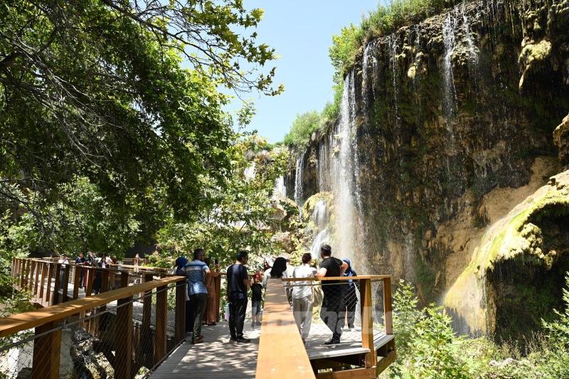 YERKÖPRÜ ŞELALESİ YENİ HALİYLE ZİYARETÇİLERİN İLGİ ODAĞI OLUYOR