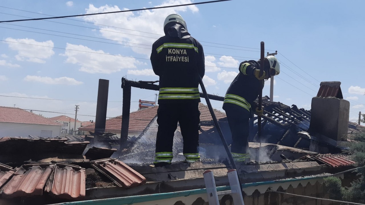 Konya’daki yangın paniğe neden oldu: Otomobil son anda kurtarıldı