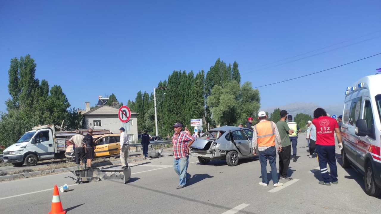 Konya'da ticari taksi ile otomobil çarpıştı: 1 ölü, 1 ağır yaralı