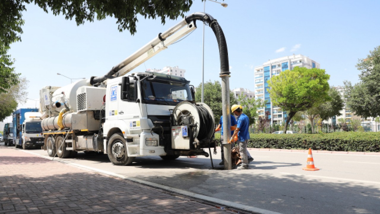Konya Büyükşehir taşkın riskine karşı kanalizasyon hatlarını temizliyor