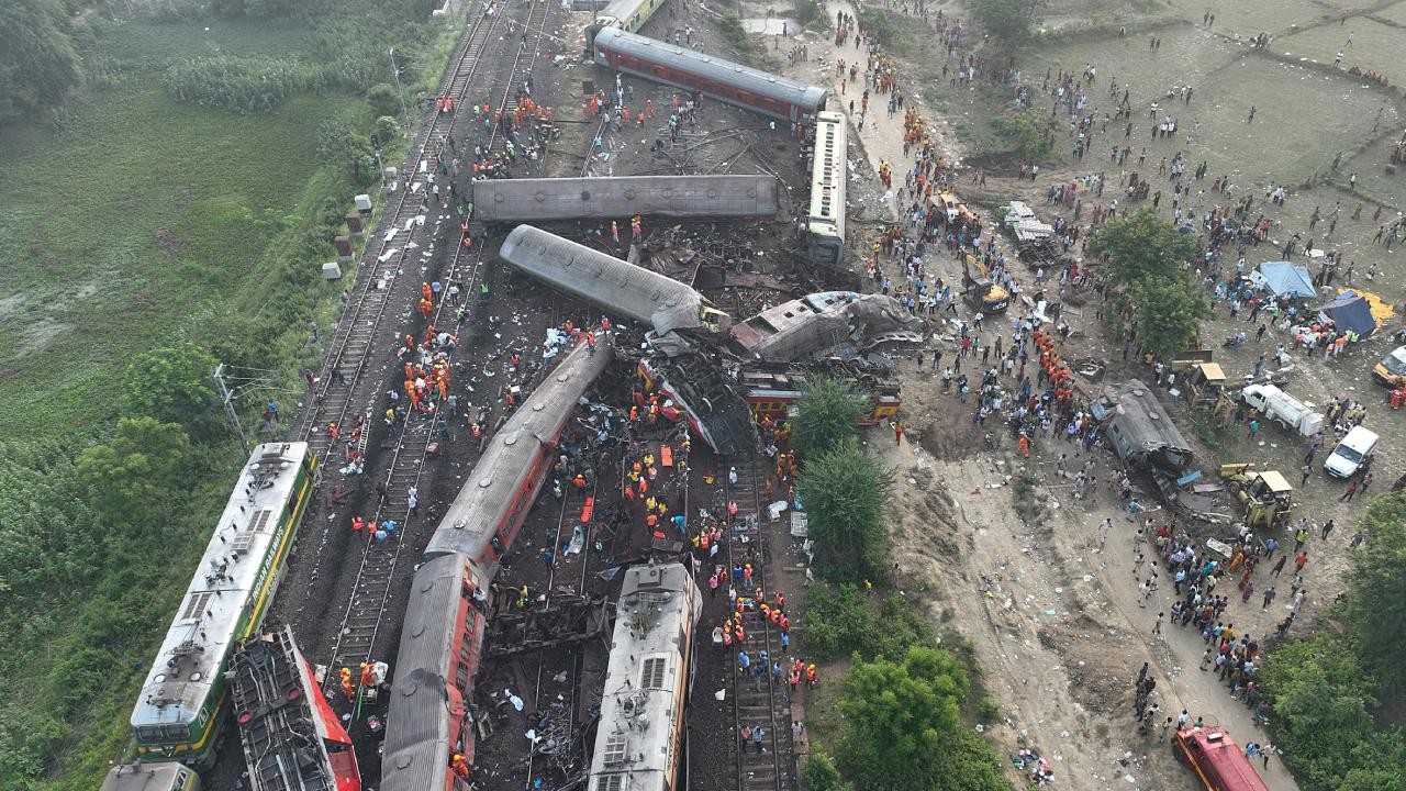 Hindistan’da tren kazasında ölen 293 kişiden 52’sinin kimliği hala tespit edilemedi