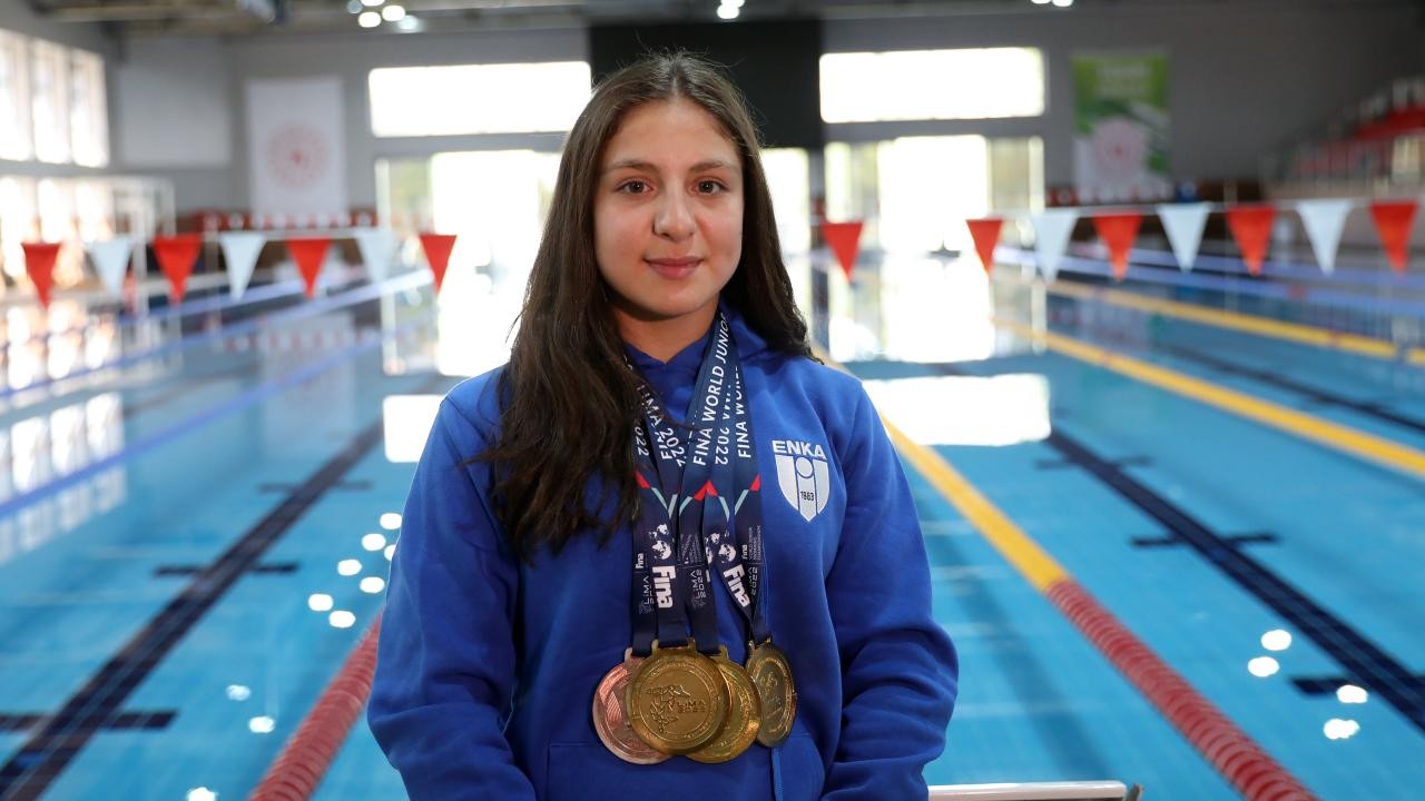 Milli yüzücü Merve Tuncel Gençler Avrupa Şampiyonası’nda altın madalya kazandı