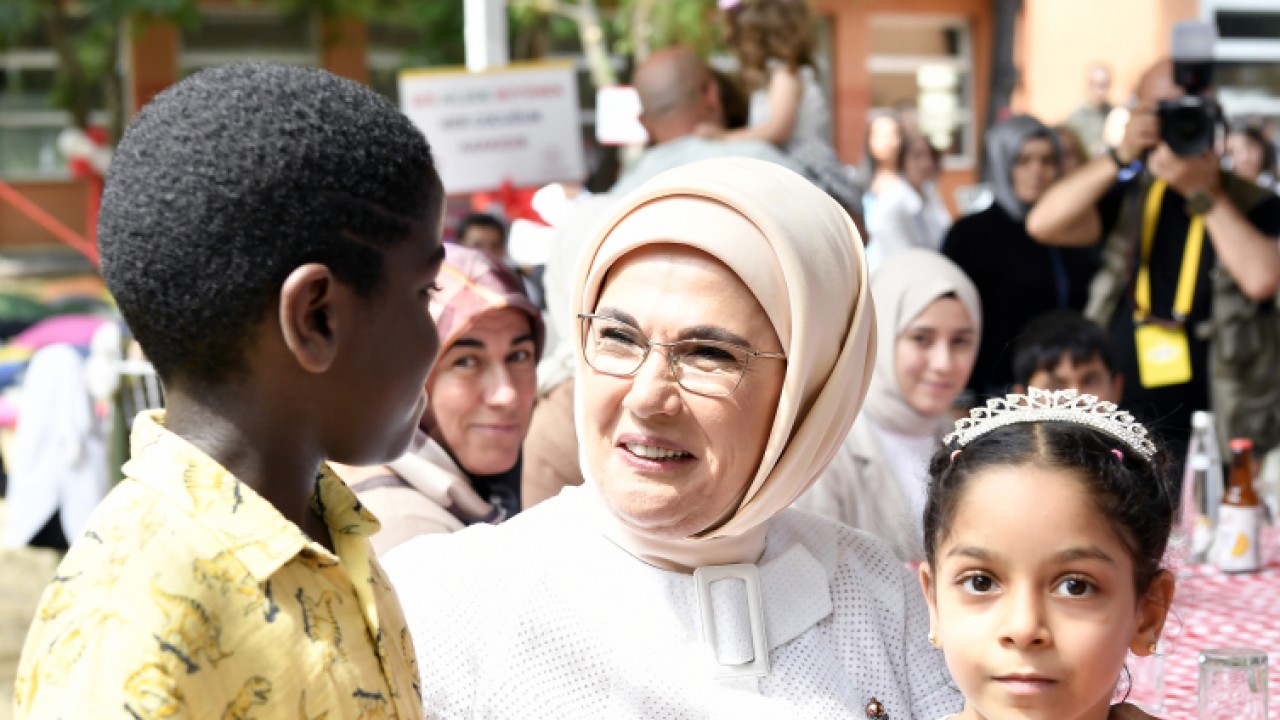 Emine Erdoğan koruyucu ailelerle bir araya geldi