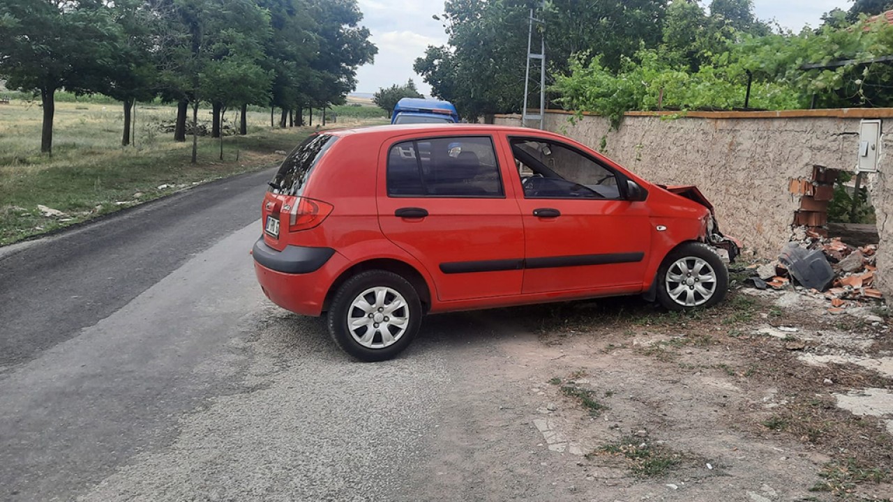 Konya’da otomobil bahçe duvarına çarptı: 1 yaralı