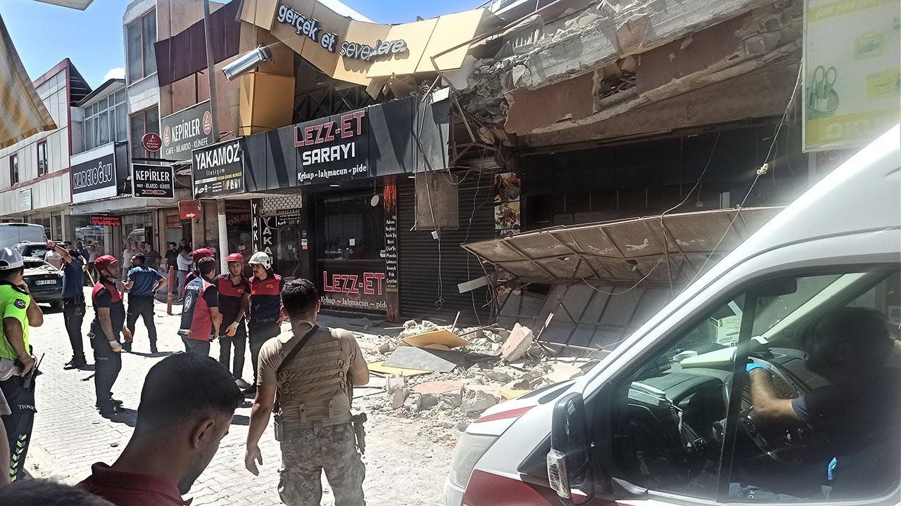 Hasarlı bina çöktü: 3 kişi yaralandı