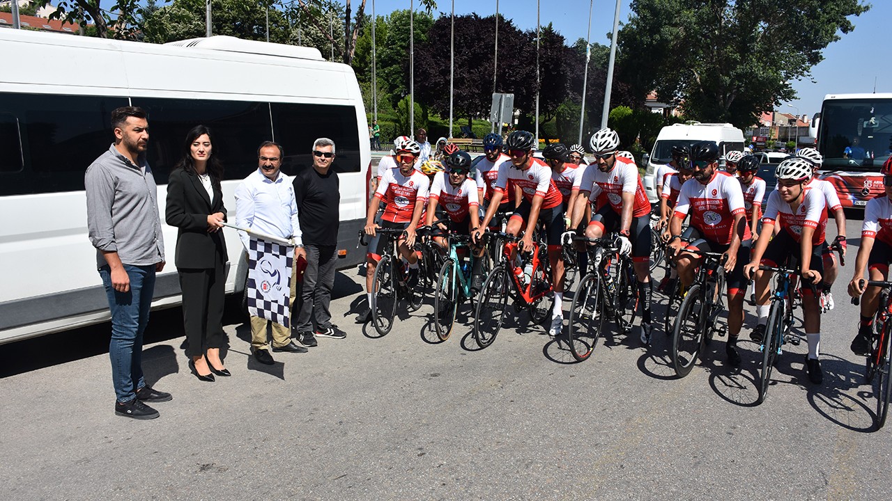 “Şehit Ömer Halisdemir Bisiklet Turu“na katılan sporcular Afyonkarahisar’a ulaştı