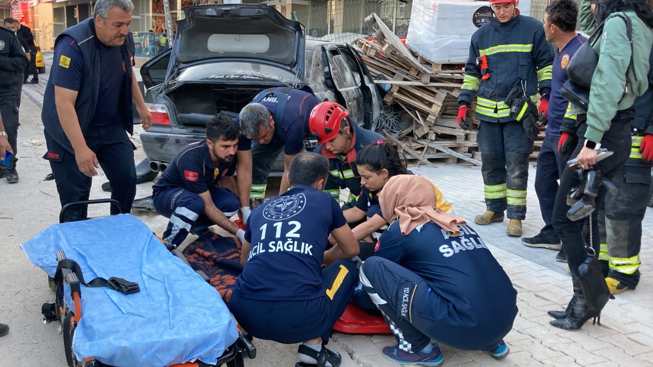 Konya’da virajı alamayan otomobil direğe çarptı: 4 kişi araçta sıkıştı