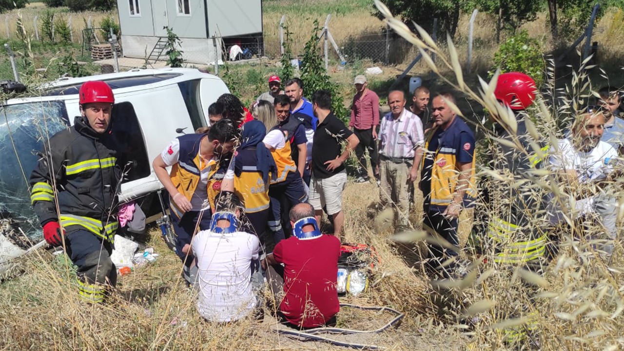 Konya'da yoldan çıkan otomobil tarlaya devrildi: 4 kişilik aile yaralandı