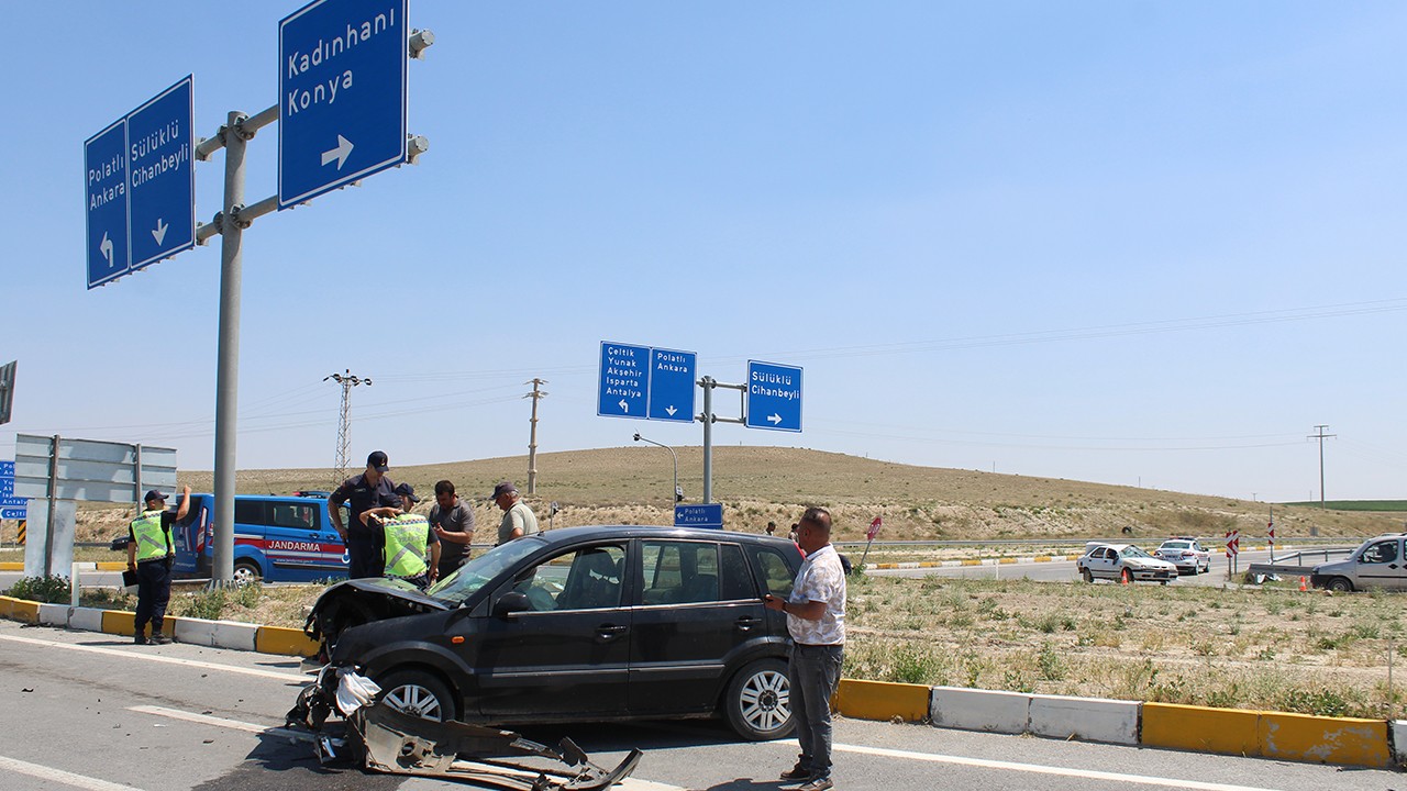 Konya'da iki otomobilin çarpışması sonucu 6 kişi yaralandı