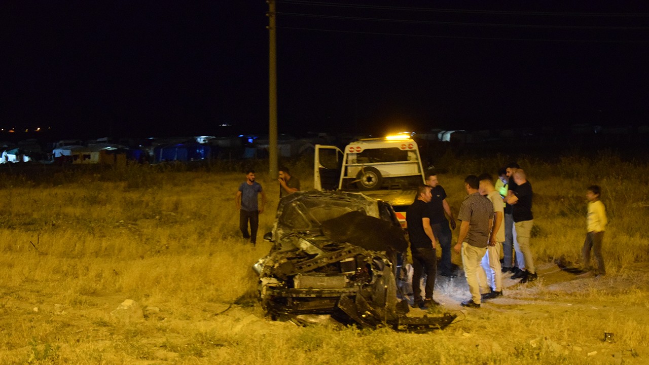 Konya’da bariyerlere çarpan otomobil şarampole devrildi