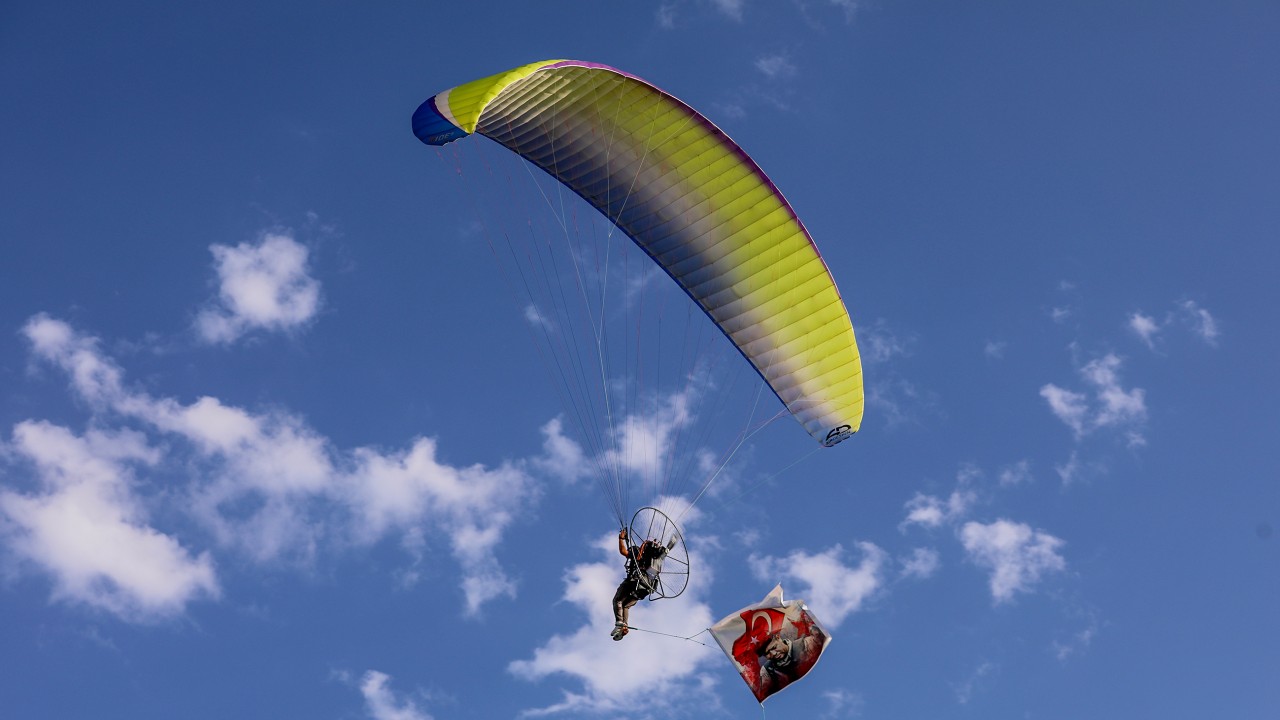 Vanlı paramotorcu baba-oğul 15 Temmuz şehitleri anısına havalandı