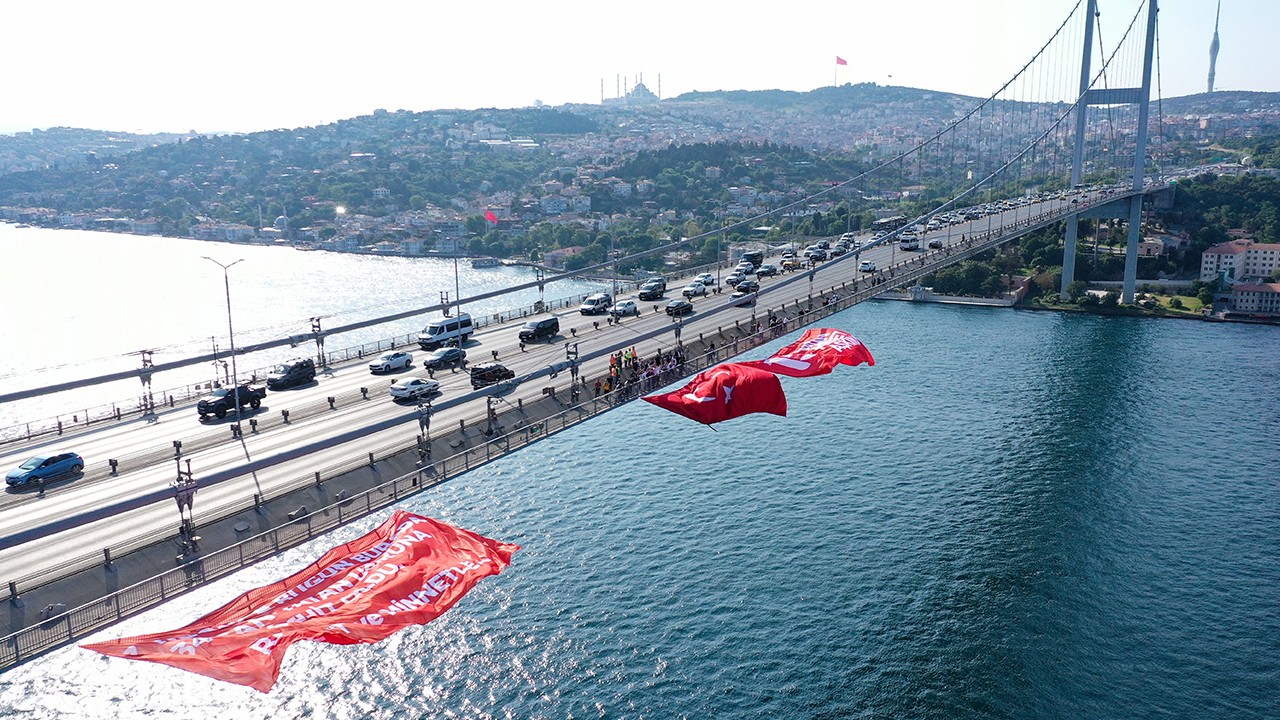 15 Temmuz Şehitler Köprüsü’ne şehitlerin anısına Türk bayrağı asıldı