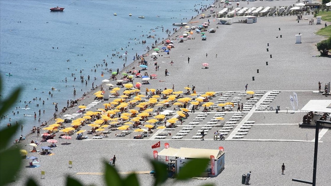 Antalya kavruluyor: Termometreler 43 dereceyi gösterdi