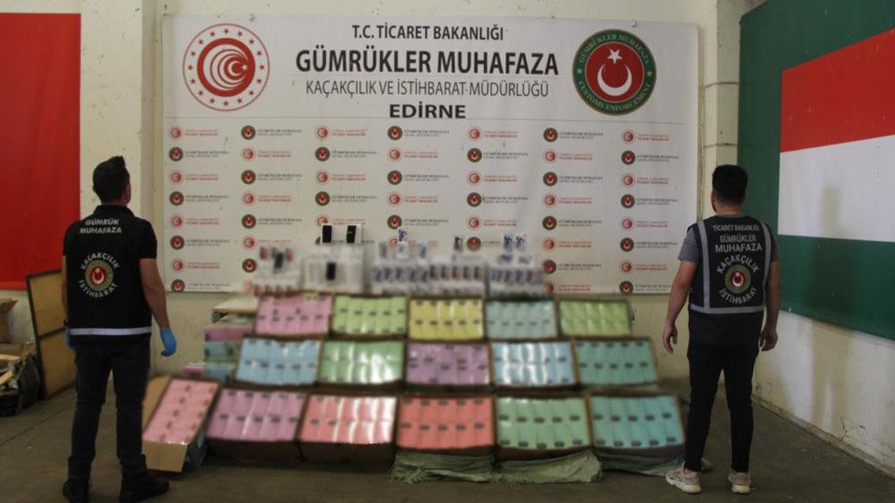 Kapıkule’de 10 milyon TL değerinde kaçak telefon ve elektronik sigara ele geçirildi